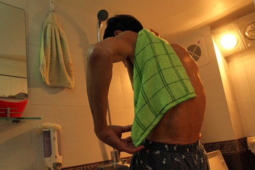 Người già sợ tắm là bởi họ thường không bao giờ cảm nhận đúng nhiệt độ nước.