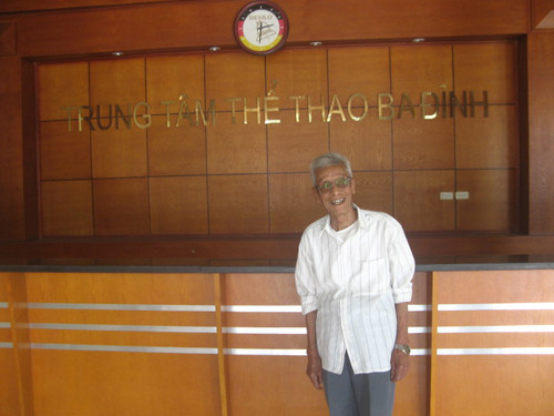 Cụ Đinh Văn Lập tươi cười tại Trung tâm Thể thao Ba Đình.