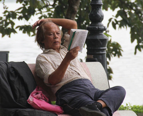 Đọc báo, xem sách sự giúp não vận động từ đó cải thiện trí nhớ.