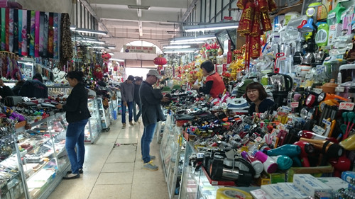 Nhiều mặt hàng xuất xứ từ Trung Quốc không còn được người dân mặn mà.