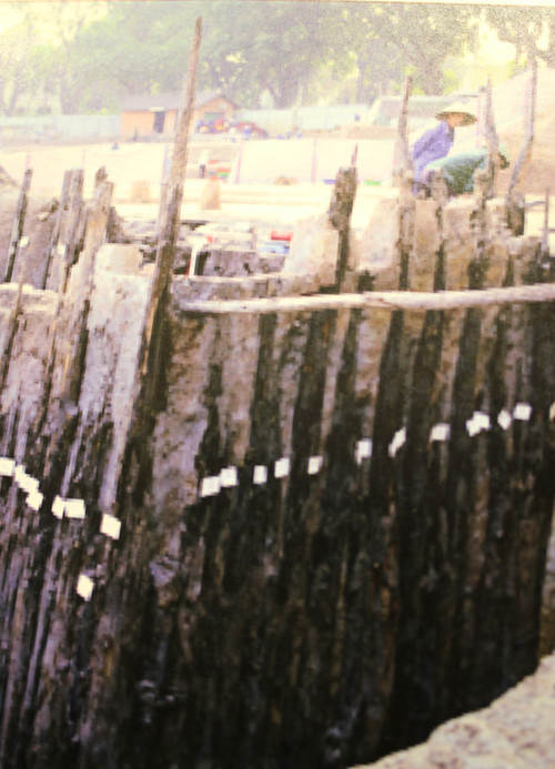 Dù trải qua hàng nghìn năm, nhưng khối gỗ vẫn nguyên vẹn (ảnh chụp tại Hoàng thành Thăng Long).