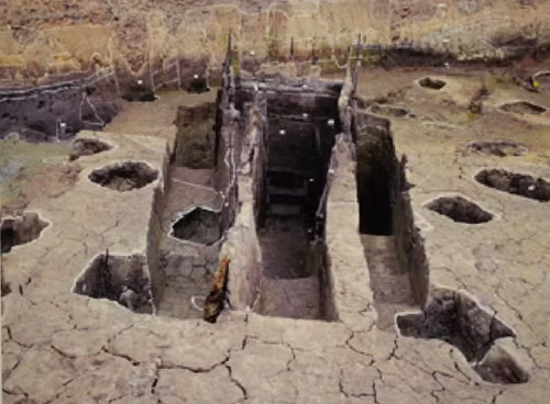 Đàn tế nghìn năm được khai quật, đang trong quá trình chờ phương án bảo tồn (chụp tại Hoàng thành Thăng Long).