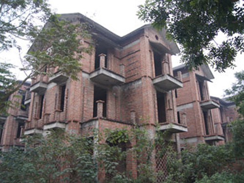 Có rất nhiều biệt thự bị bỏ hoang như thế này ở Hà Nội. Ảnh minh họa.