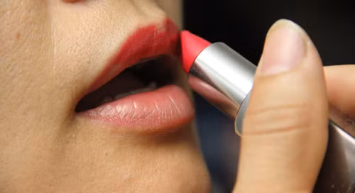 Nếu chị em phụ nữ càng dùng nhiều son môi càng phải đối mặt với việc chỉ số IQ giảm xuống.