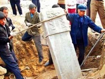 55 nam sau khi chet, mo cua thai giam Ly Lien Anh duoc khai quat-Hinh-2