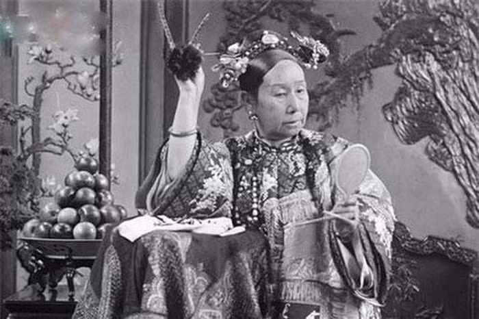 55 nam sau khi chet, mo cua thai giam Ly Lien Anh duoc khai quat