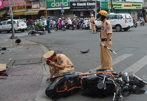 Vụ tai nạn tại giao lộ Điện Biên Phủ- Đinh Tiên Hoàng, quận 1 làm người đàn ông nước ngoài tử vong và 2 người đi đường trọng thương.