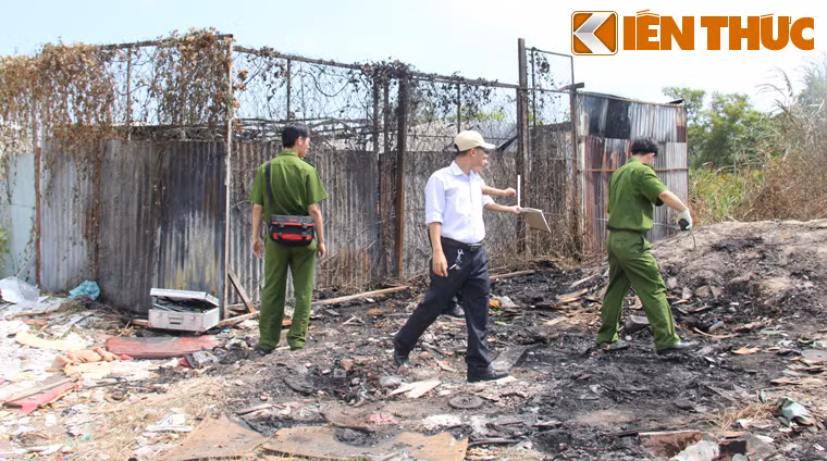 Sáng nay (6/4), cơ quan CSĐT Công an quận 8 phối hợp cùng Phòng Pháp chế điều tra cháy nổ Sở cảnh sát PCCC TP HCM tiến hành khám nghiệm hiện trường vụ cháy tại bãi giữ xe ô tô, xe máy trên đường Cao Lỗ, phường 4, quận 8 (đối diện BV Quận 8). Vị trí bãi cỏ (nơi phát sinh đám cháy) được CQĐT khám nghiệm kỹ càng.