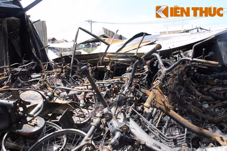 Hơn 300 xe máy (chủ yếu là xe tay ga đắt tiền), ô tô và nhiều xe bán hàng hóa người dân gởi tại bãi giữ xe này đã bị cháy rụi trơ khung.