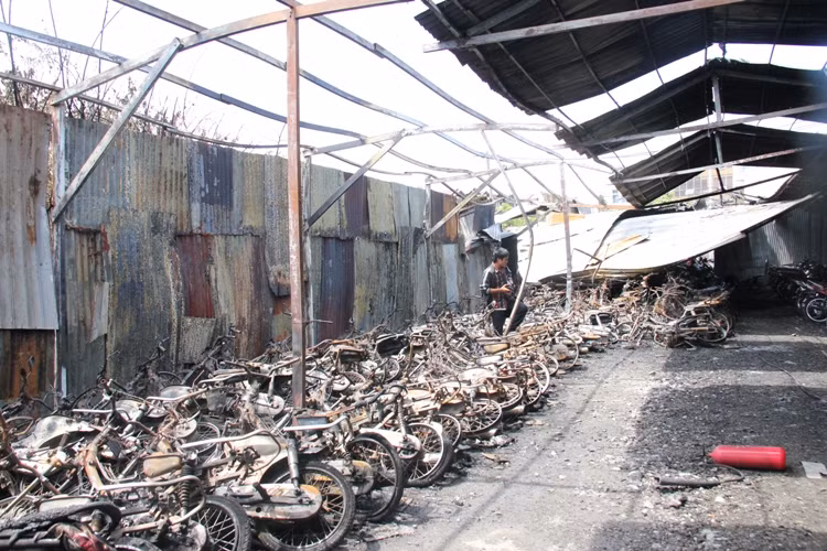 Hàng trăm chiếc xe bị cháy rụi và CQĐT vẫn đang phong tỏa để khám nghiệm, làm rõ nguyên nhân vụ việc.