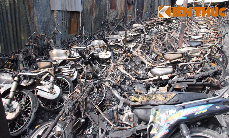 Hiện trường bãi giữ xe bị cháy rụi vì cỏ khô trên đường Cao Lỗ, quận 8 gây thiệt hại hơn 2 tỉ đồng.