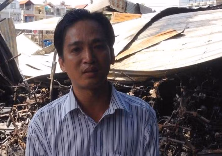 Gương mặt đầy vẻ lo lắng của "ông chủ" nghèo sau thảm họa hỏa hoạn cháy rụi bãi giữ xe, thiệt hại hàng tỉ đồng.