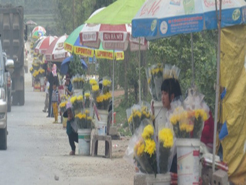 Tình trạng buôn bán tự phát khiến con đường trở nên lộn xộn vô cùng.