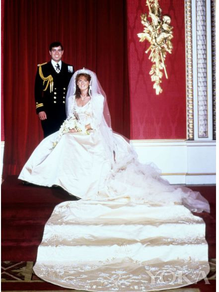 Cô dâu Sarah Ferguson chọn váy cưới tay bồng duyên dáng trong đám cưới với Hoàng tử Anh Andrew năm 1986.