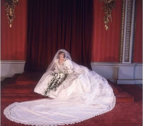 Năm 1981, Công nương Diana diện chiếc váy cưới vai bồng, tay dài bo gấu và đuôi váy thướt tha. Bộ váy được thực hiện bởi nhóm thiết kế Elizabeth và David Emanuel, may hoàn toàn thủ công, tiêu tốn gần 40m chất liệu lụa.