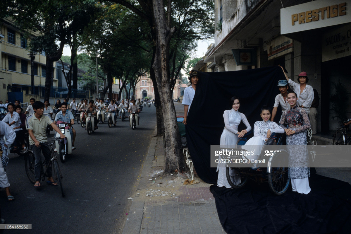 Các người mẫu chụp ảnh tại một studio dã chiến trên đường Nguyễn Thái Bình, gần nhà thờ Đức Bà, TP HCM đầu thập niên 1990. Ảnh: Gysembergh Benoit / Getty Images.