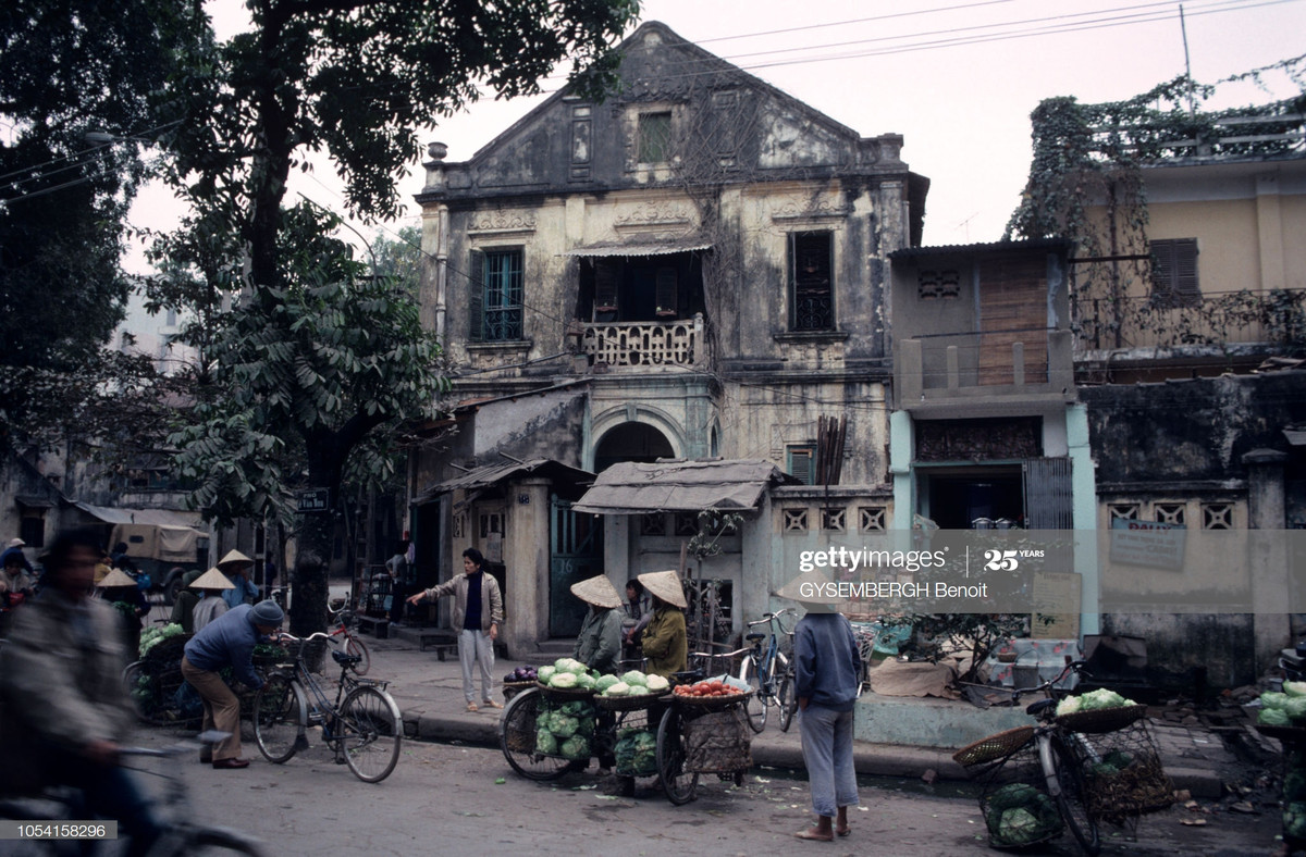 Trên phố Lê Văn Hưu, Hà Nội đầu thập niên 1990.