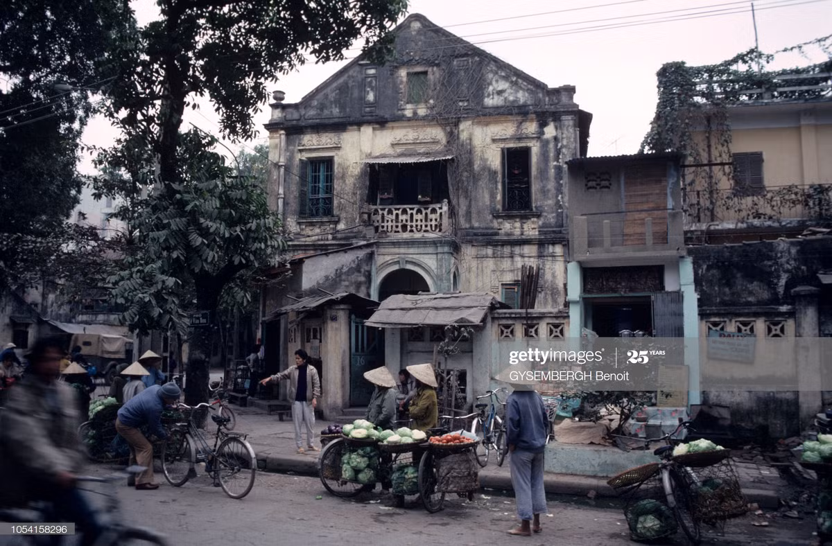 Trên phố Lê Văn Hưu, Hà Nội đầu thập niên 1990.
