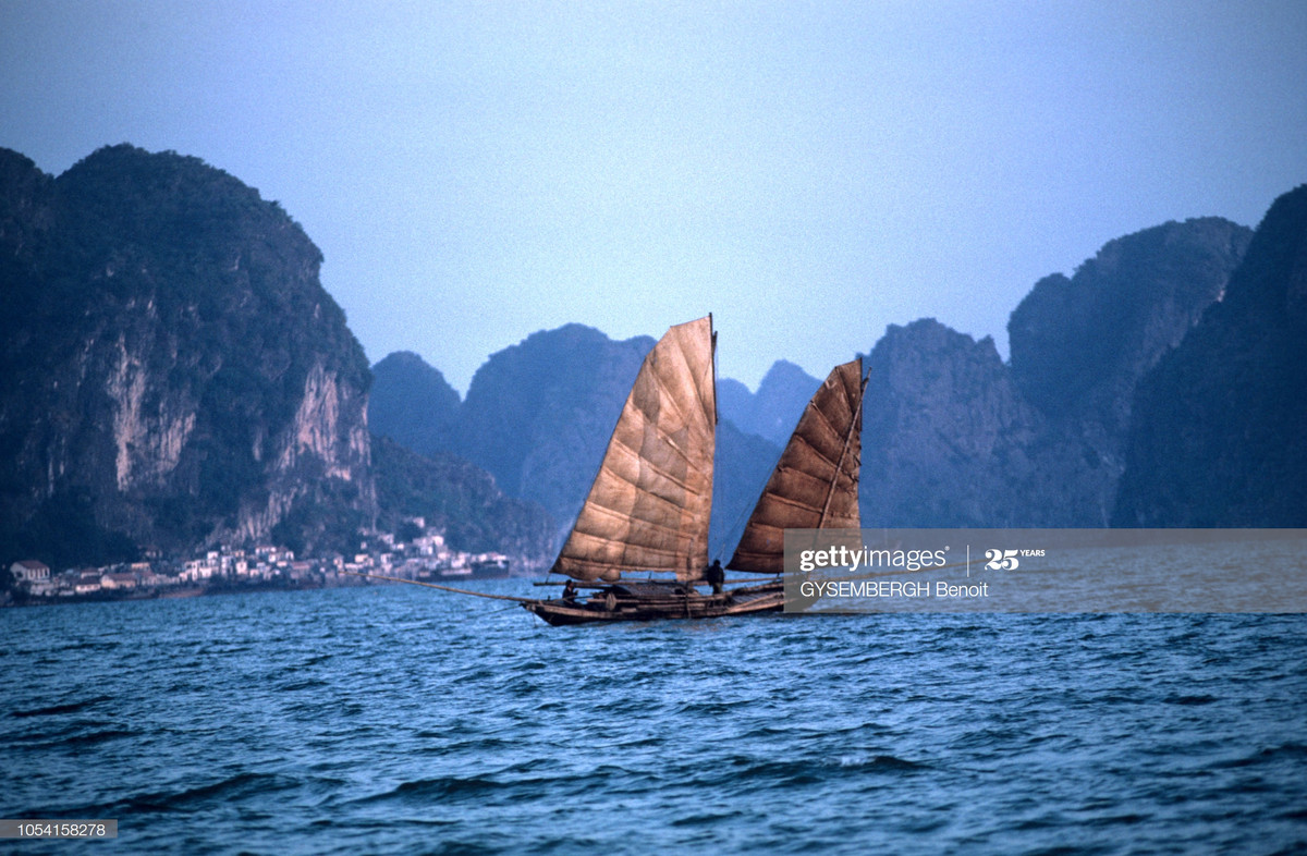 Trên Vịnh Hạ Long.