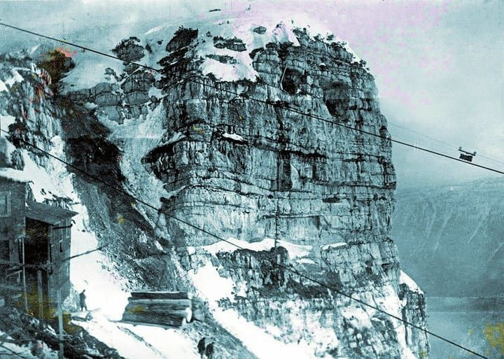 Trên dãy núi lởm chởm và dốc đứng này, các công sự chiến đấu đã được cả hai phe xây dựng ở những nơi mà ngay cả các vận động viên leo núi hiện nay cũng phải toát mồ hôi hột mới tới được.