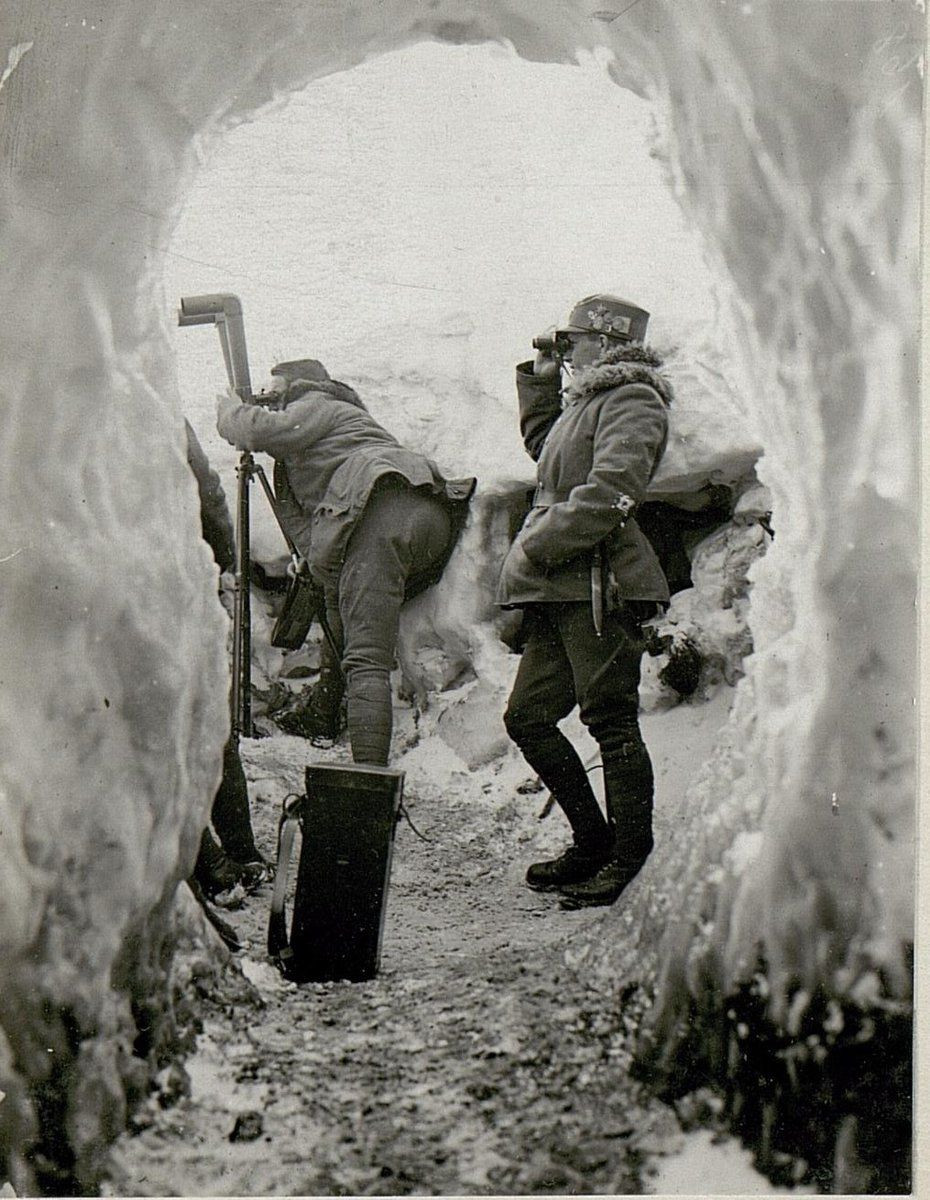 Trong bối cảnh đó, cả hai bên đều đào các đường hầm đáng kinh ngạc xuyên qua núi, có khi chỉ cách đỉnh núi khoảng 30 m.