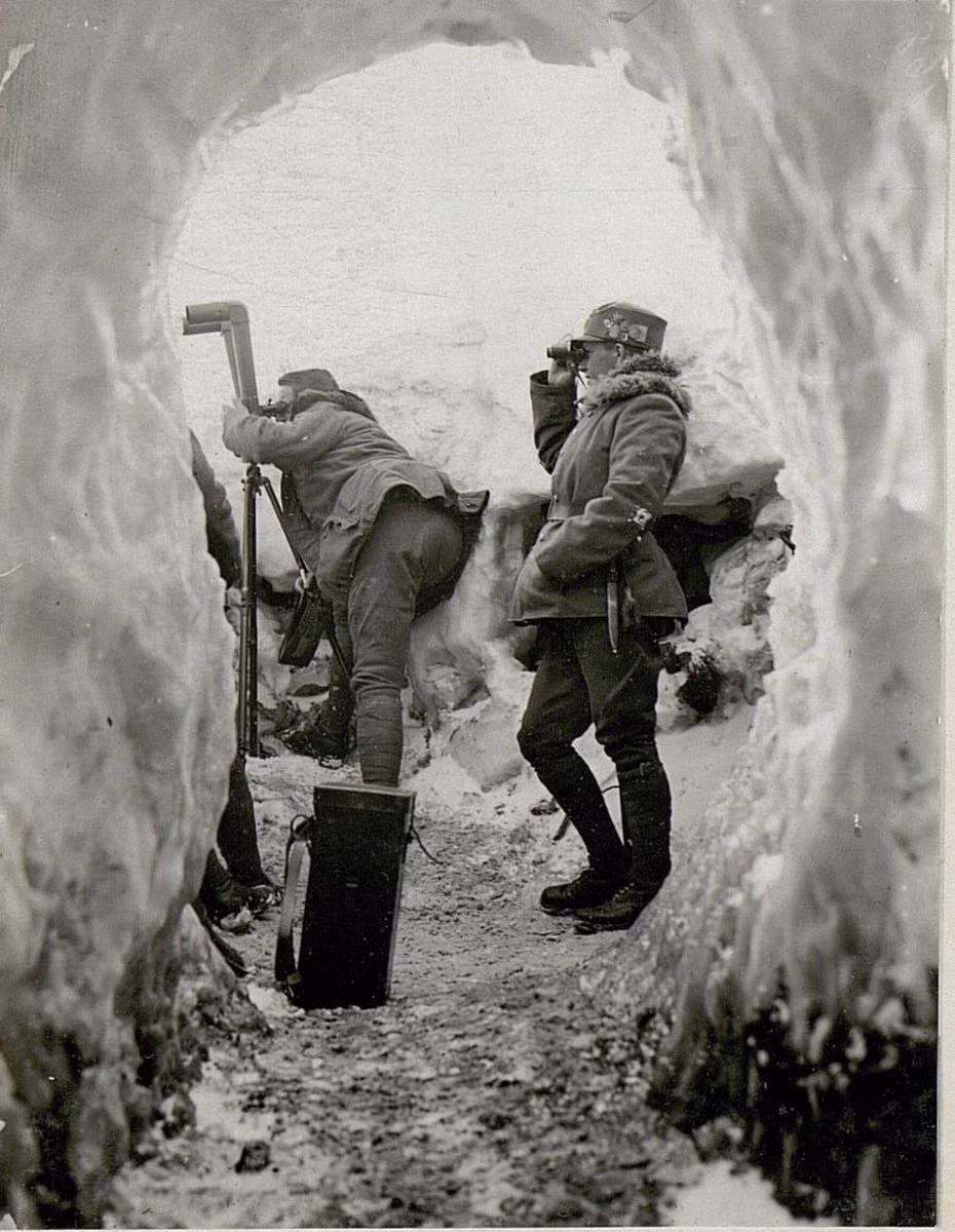 Trong bối cảnh đó, cả hai bên đều đào các đường hầm đáng kinh ngạc xuyên qua núi, có khi chỉ cách đỉnh núi khoảng 30 m.