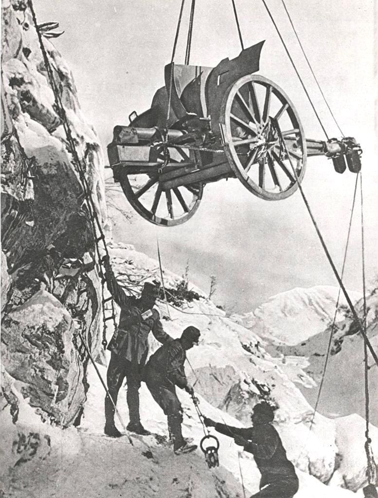 Bên cạnh địa hình hiểm trở, các trận tuyết lở và đá sập là cơn ác mộng thường trực đối với những người lính. Lượng lớn thuốc nổ được sử càng khiến tình hình trở nên nghiêm trọng.