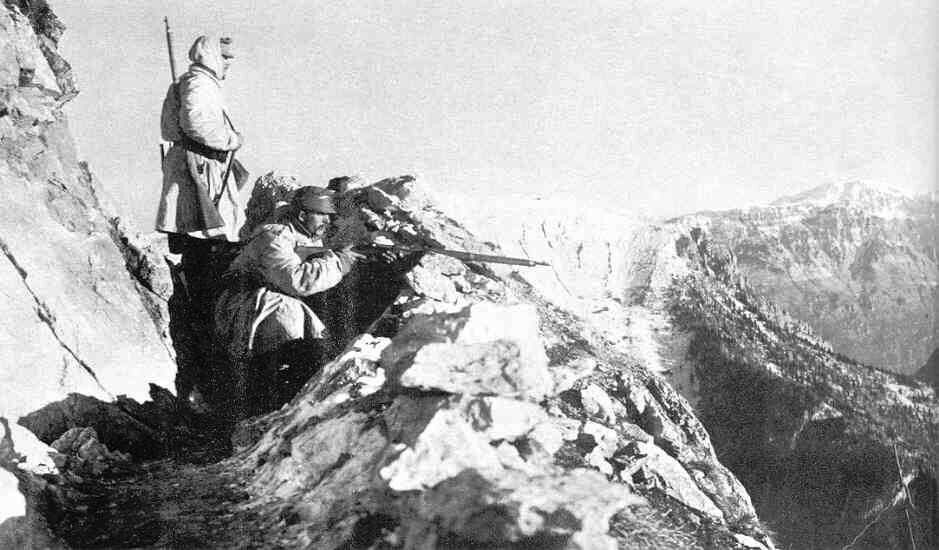 Trong cuộc chiến khốn khổ này, Italy đã cố gắng tiến công nhưng viện binh Đức đẩy lùi đến mức gần như phải bỏ phòng tuyến. Nhưng quân Đức cũng không thể tấn công ồ ạt, và tình thế trở nên giằng co.