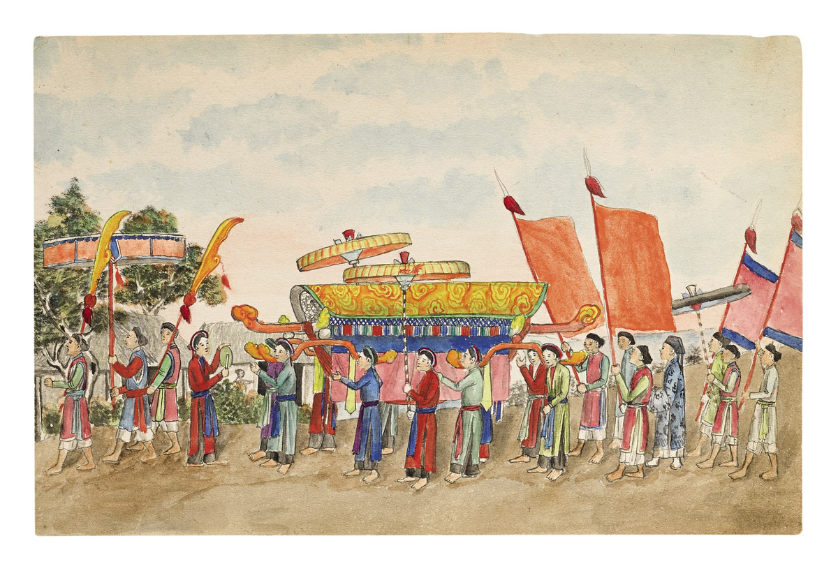 Đám rước trong một lễ hội với đoàn người cầm ô lọng, cờ phướn và khiêng một chiếc kiệu lớn trang trí rực rỡ.