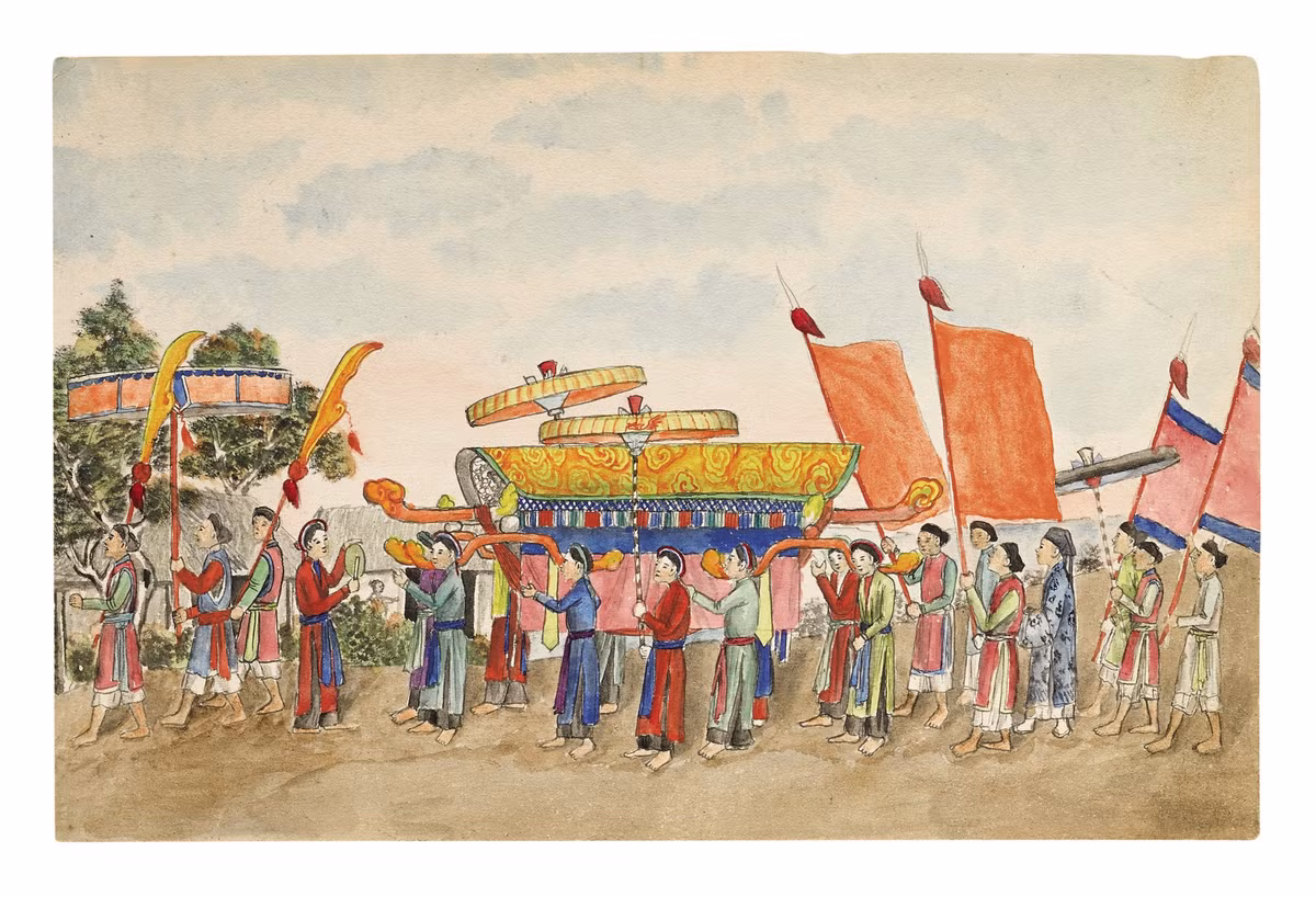 Đám rước trong một lễ hội với đoàn người cầm ô lọng, cờ phướn và khiêng một chiếc kiệu lớn trang trí rực rỡ.