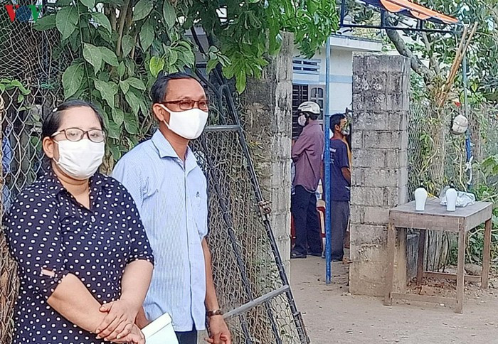 Chup anh canh duong tau, hai nu sinh bi tau dam tu vong