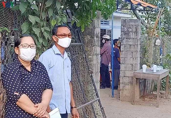 Chup anh canh duong tau, hai nu sinh bi tau dam tu vong