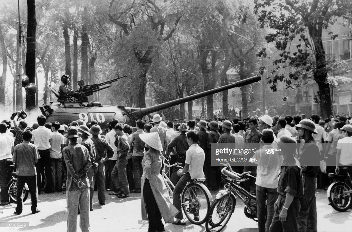 Quần chúng nhân dân tề tựu bên chiếc xe tăng của lực lượng cách mạng trong ngày giải phóng Sài Gòn, thống nhất đất nước.