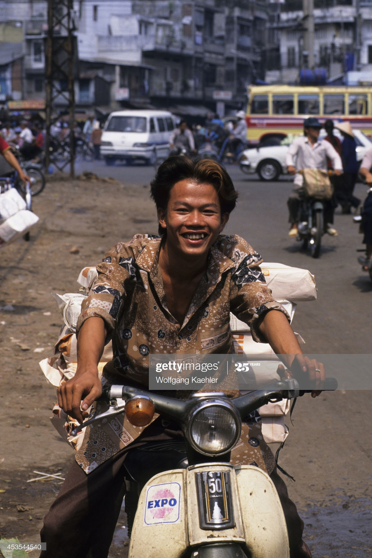 Một thanh niên chở hàng bằng xe Honda Cub 50, 1996.