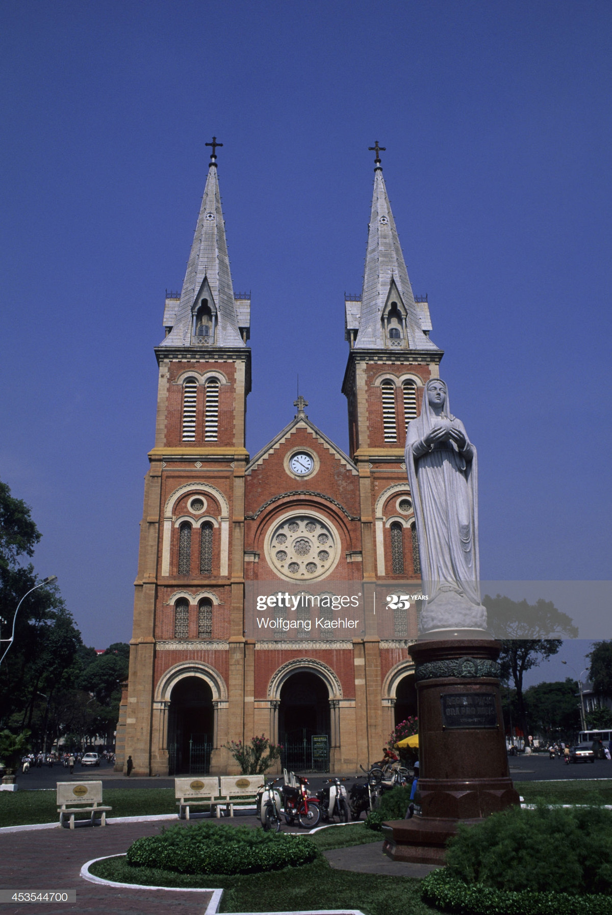 Nhà thờ Đức Bà, đối diện Bưu điện Trung tâm.