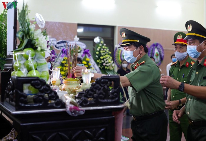 Tang lễ của Thiếu tá Đặng Thanh Tuấn được tổ chức tại nhà tang lễ TP Đà Nẵng. Theo nguyện vọng của gia đình, tang lễ của Thượng sĩ Võ Văn Toàn tổ chức tại nhà riêng. Thiếu tướng Vũ Xuân Viên, Giám đốc Công an thành phố Đà Nẵng đến viếng 2 cán bộ, chiến sĩ hy sinh, trao 20 triệu đồng hỗ trợ gia đình.