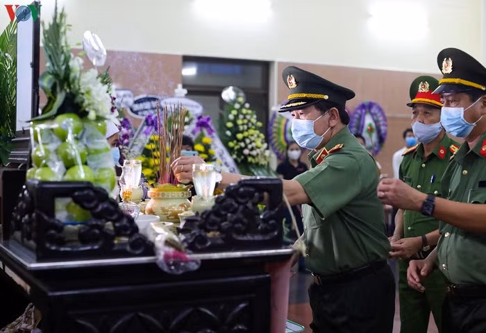 Tang lễ của Thiếu tá Đặng Thanh Tuấn được tổ chức tại nhà tang lễ TP Đà Nẵng. Theo nguyện vọng của gia đình, tang lễ của Thượng sĩ Võ Văn Toàn tổ chức tại nhà riêng. Thiếu tướng Vũ Xuân Viên, Giám đốc Công an thành phố Đà Nẵng đến viếng 2 cán bộ, chiến sĩ hy sinh, trao 20 triệu đồng hỗ trợ gia đình.