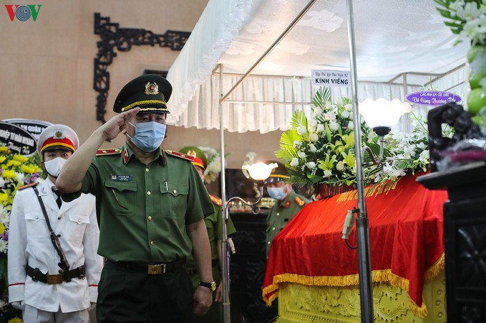 Trước đó, chiều 3/4, Công an TP Đà Nẵng trao Quyết định của Đại tướng Tô Lâm, Bộ trưởng Bộ Công an thăng cấp bậc hàm Thiếu tá đối với Đại úy Đặng Thanh Tuấn. Cùng ngày, Thiếu tướng Vũ Xuân Viên, Giám đốc Công an TP Đà Nẵng cũng ký Quyết định thăng quân hàm Thượng sĩ đối với Trung sĩ Võ Văn Toàn (SN 1997), quê Duy Xuyên, Quảng Nam), là hạ sĩ quan nghĩa vụ Công an quận Sơn Trà.