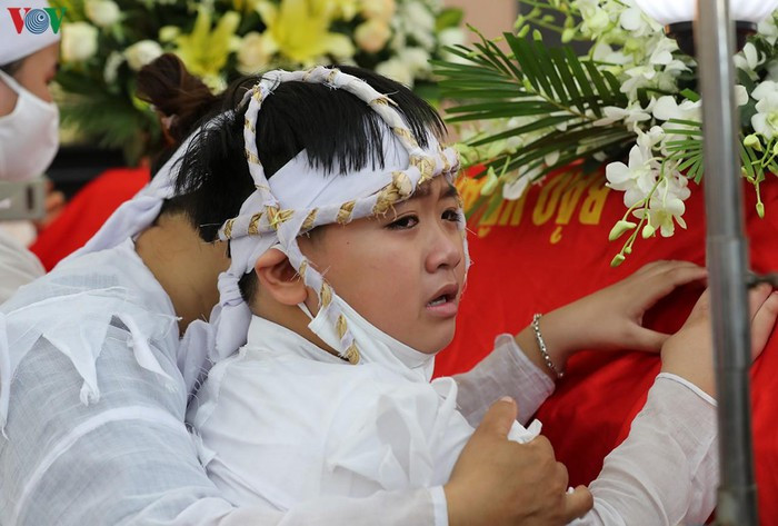 Cháu Đặng Công Anh Khoa nức nở bên linh cữu ba Tuấn.