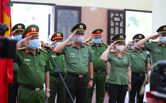 Phút mặc niệm tưởng nhớ Thiếu tá Đặng Thanh Tuấn.