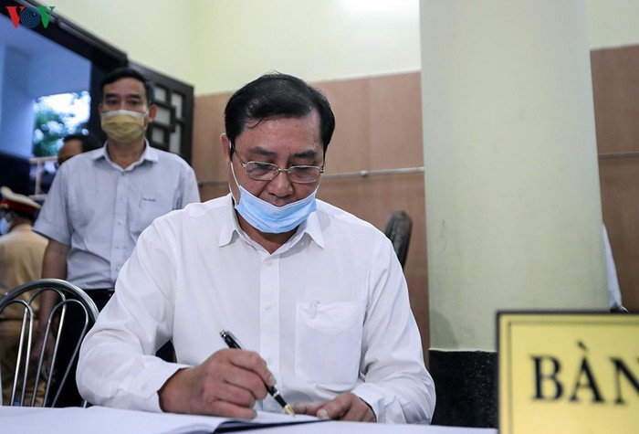 Ông Huỳnh Đức Thơ ghi sổ tang.