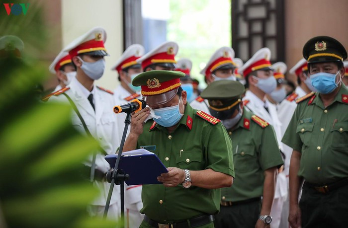 Thượng tá Phan Minh Mẫn- Trưởng Công an quận Sơn Trà đọc điếu văn, ghi nhận thành tích trong suốt 15 năm tại đơn vị của Thiếu tá Đặng Thanh Tuấn.