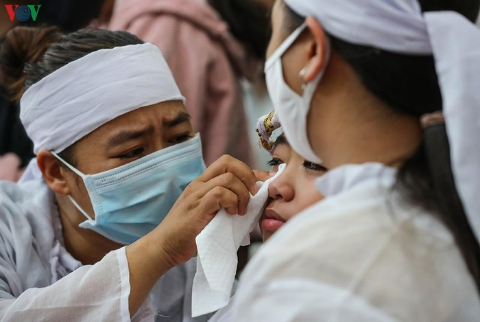 Thiếu tá Đặng Thanh Tuấn hy sinh để lại mẹ già, vợ và 2 con nhỏ. Trong ảnh: 3 mẹ con chị Đinh Thị Liên Hồi.