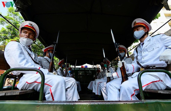 Đội tiêu binh đưa tiễn Thiếu tá Đặng Thanh Tuấn.