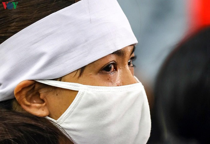 Chị Đinh Thị Liên Hồi, vợ Thiếu tá Đặng Thanh Tuấn nước mắt tuôn trào.