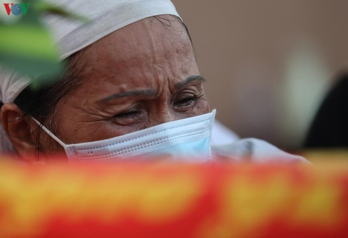 Bà Nguyễn Thị Hảo ngã quỵ vì nỗi đau tột cùng mất con.