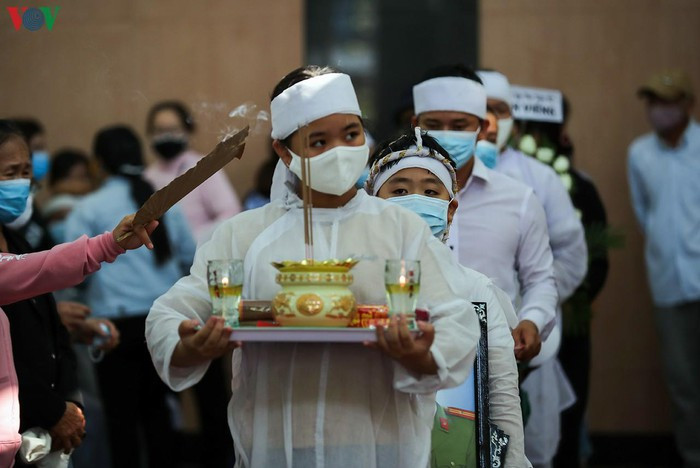 Hai con của anh Đặng Thanh Tuấn đưa ba về nơi an nghỉ.