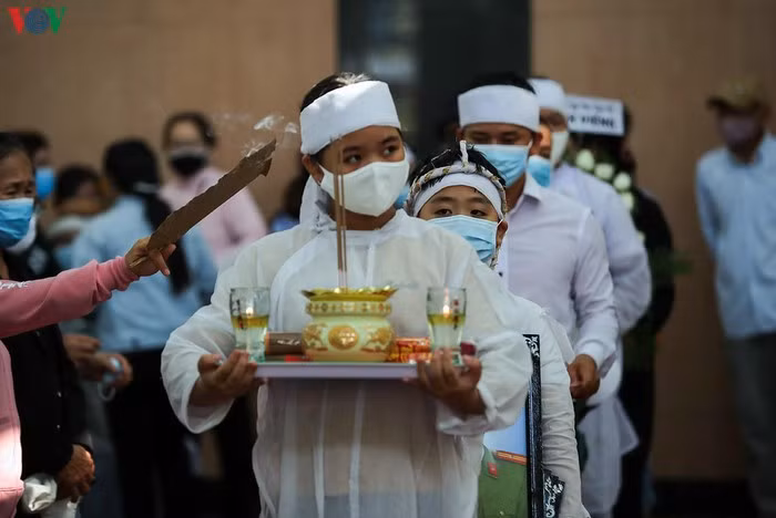 Hai con của anh Đặng Thanh Tuấn đưa ba về nơi an nghỉ.