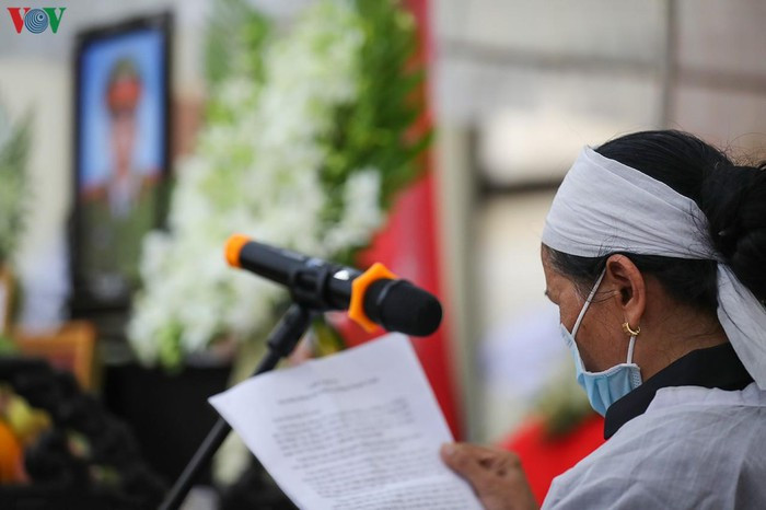 Bà Nguyễn Thị Hảo đọc lời đáp từ tại lễ truy điệu con trai mình.
