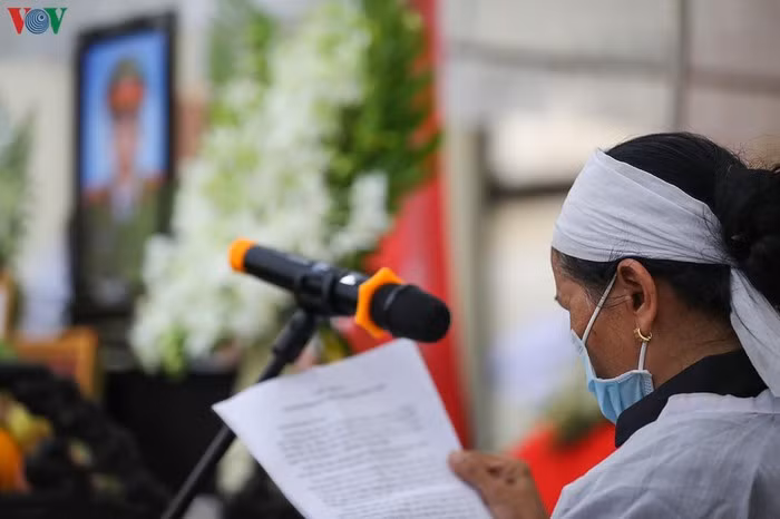 Bà Nguyễn Thị Hảo đọc lời đáp từ tại lễ truy điệu con trai mình.